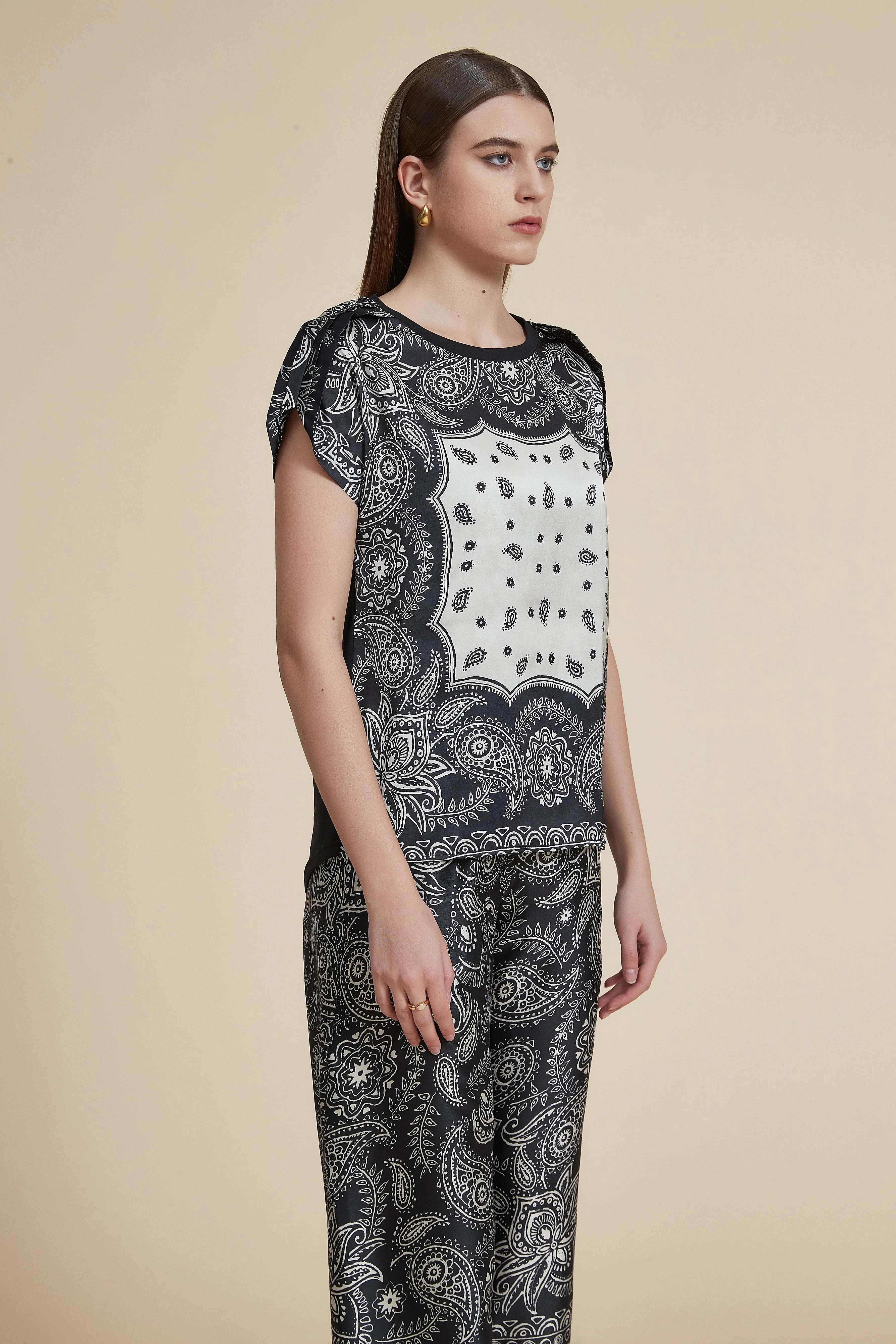 Short sleeve patterned blouse with round neck - Image 3