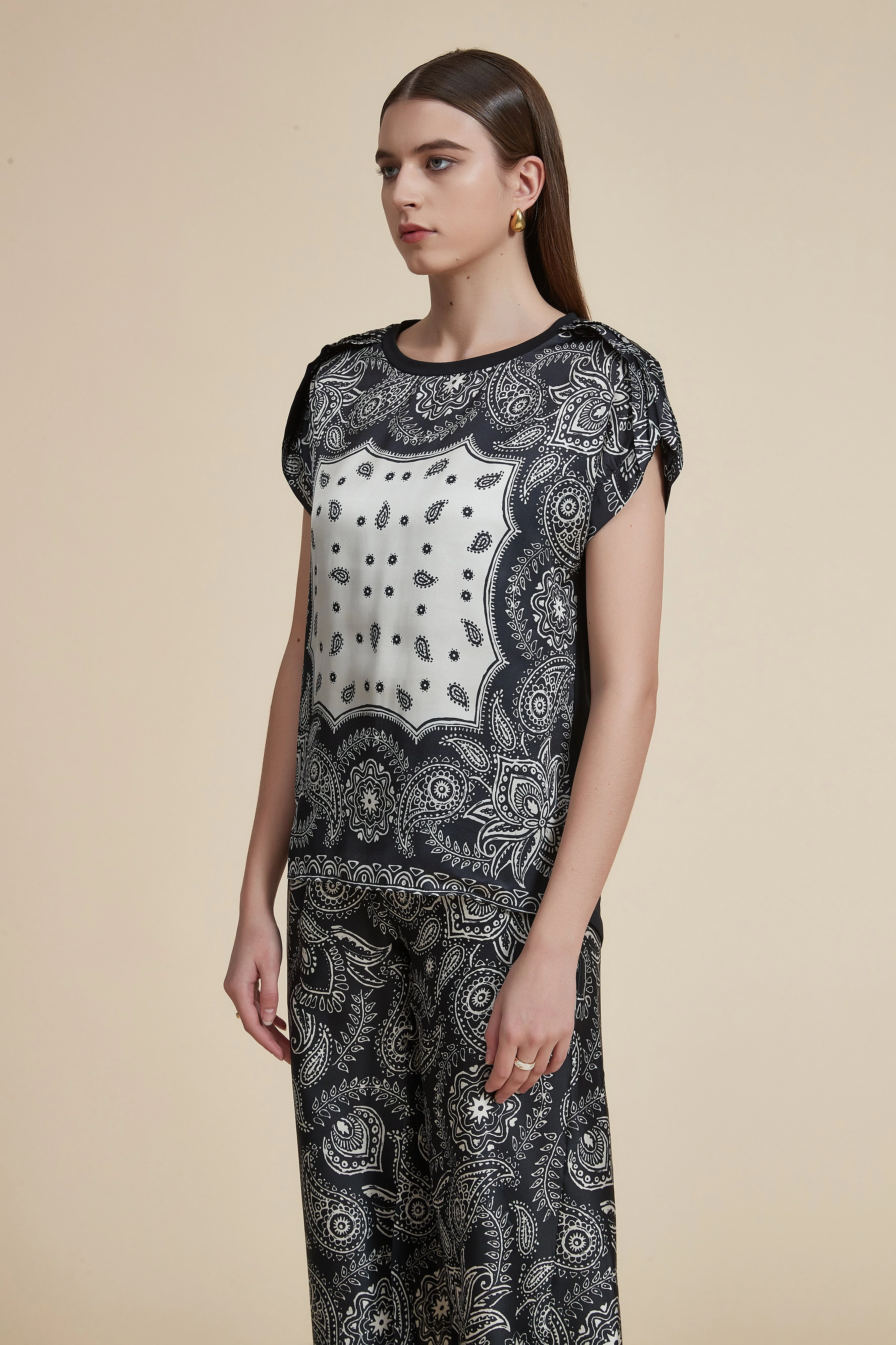 Short sleeve patterned blouse with round neck - Image 4