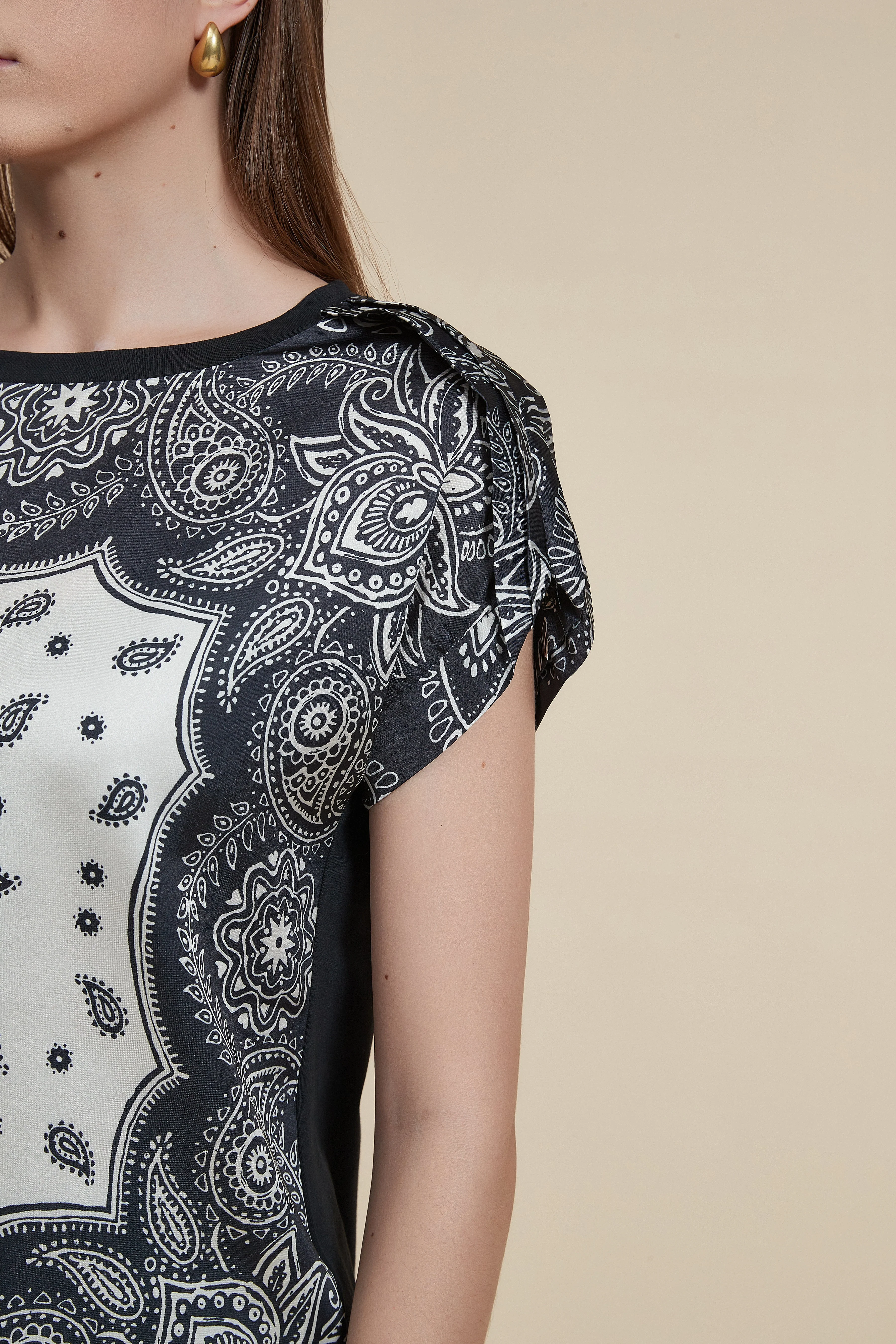 Short sleeve patterned blouse with round neck - Image 5