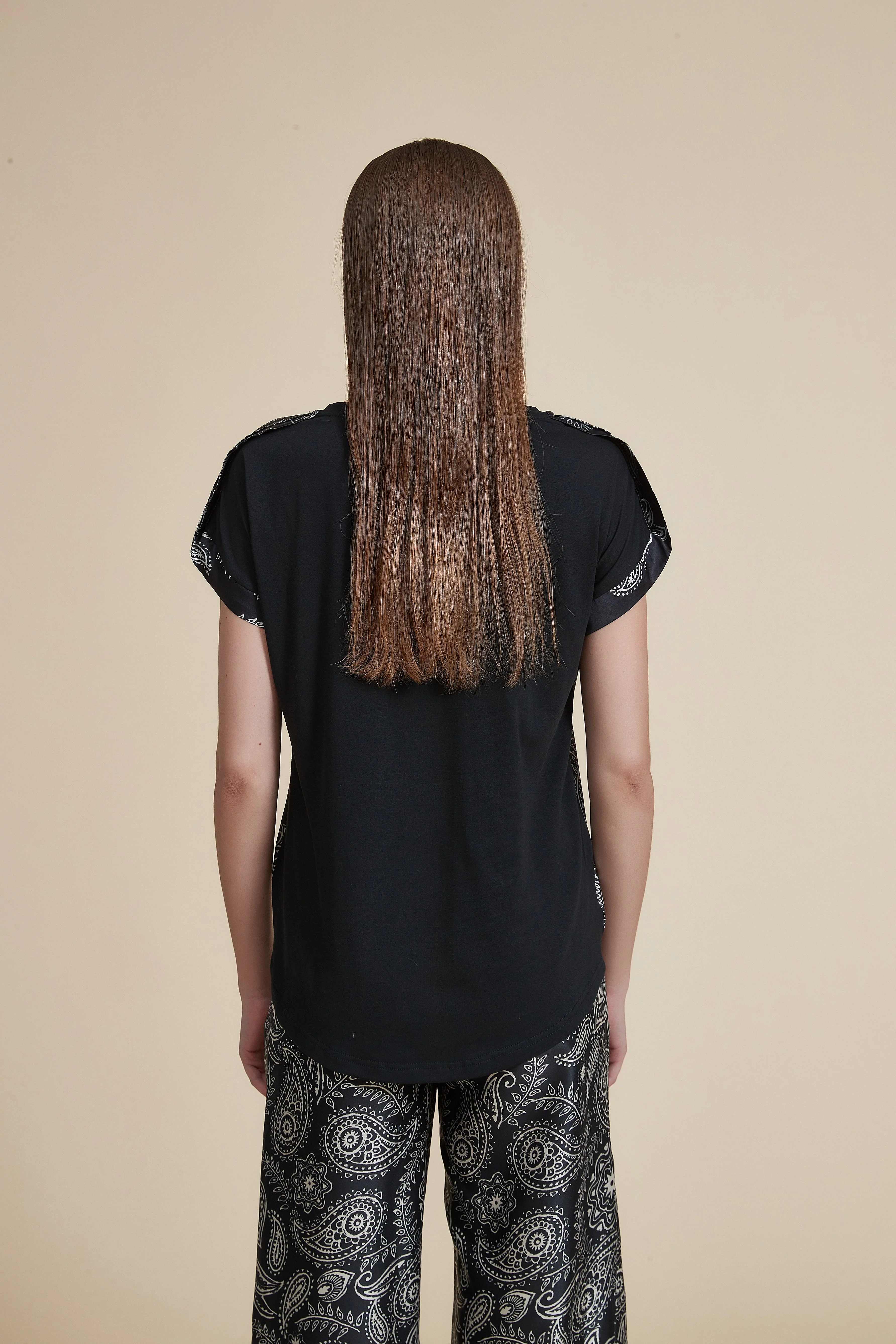 Short sleeve patterned blouse with round neck - Image 6