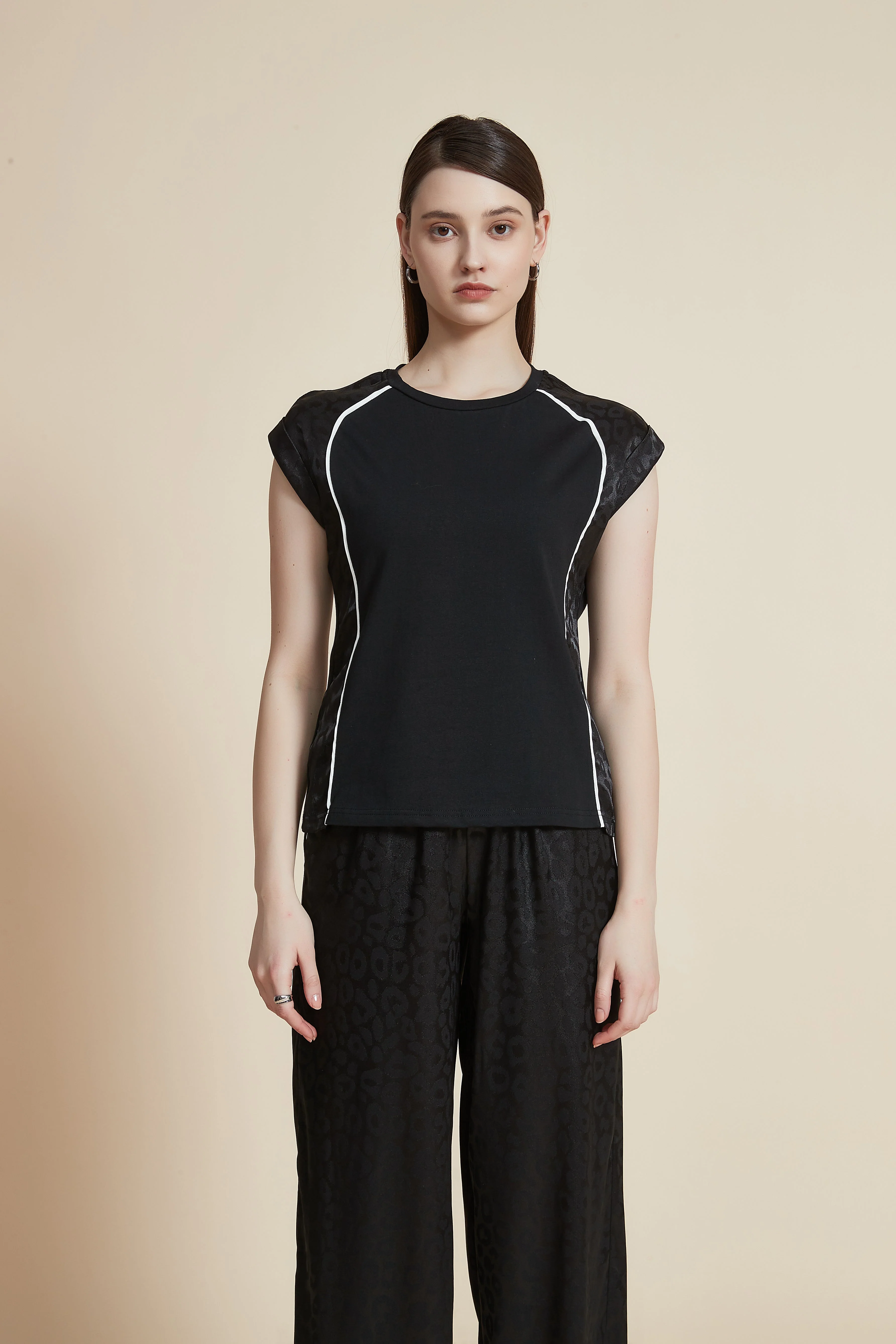 Plain sleeveless round neck t-shirt