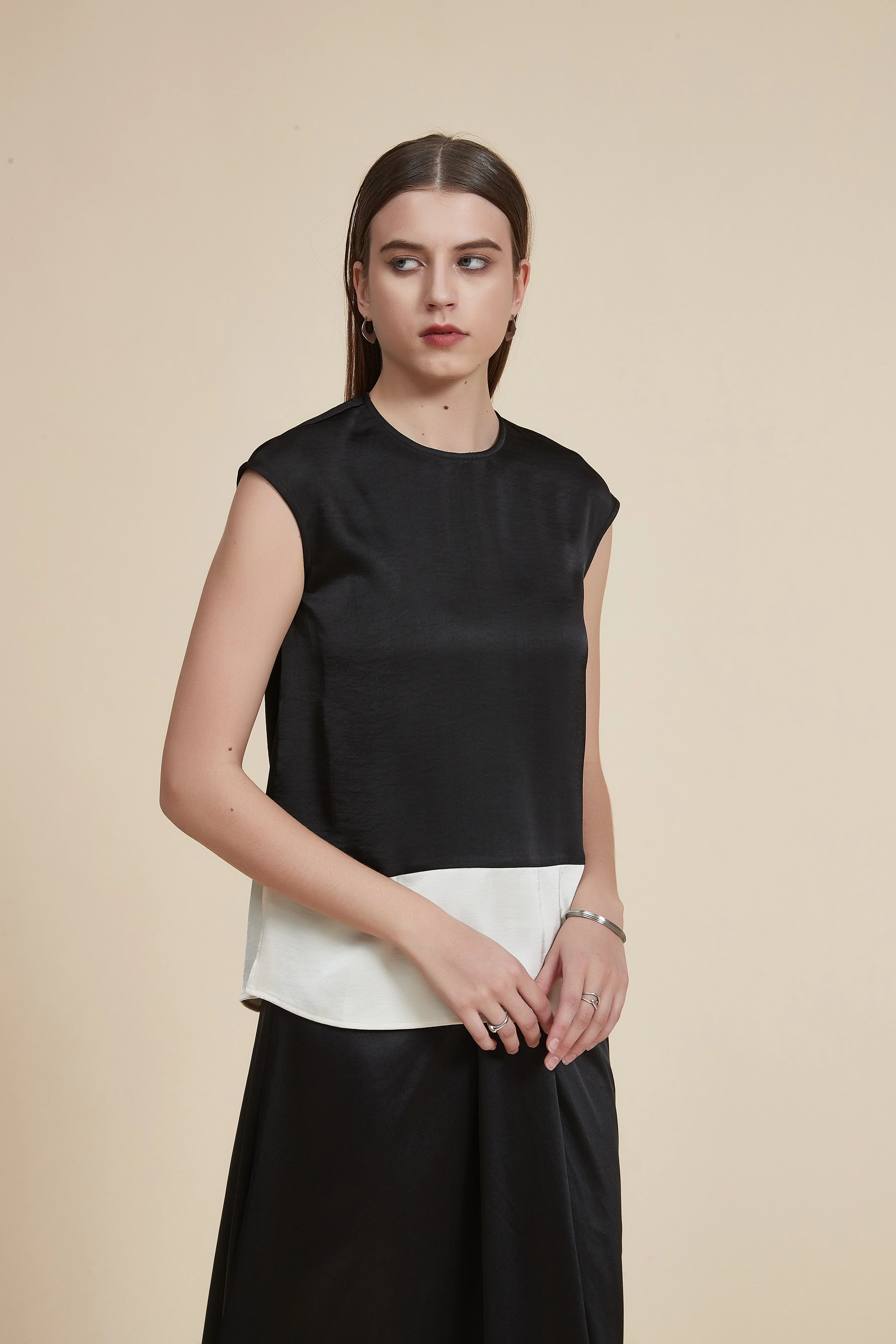 Hip-Length Sleeveless Solid Blouse with Round Neck