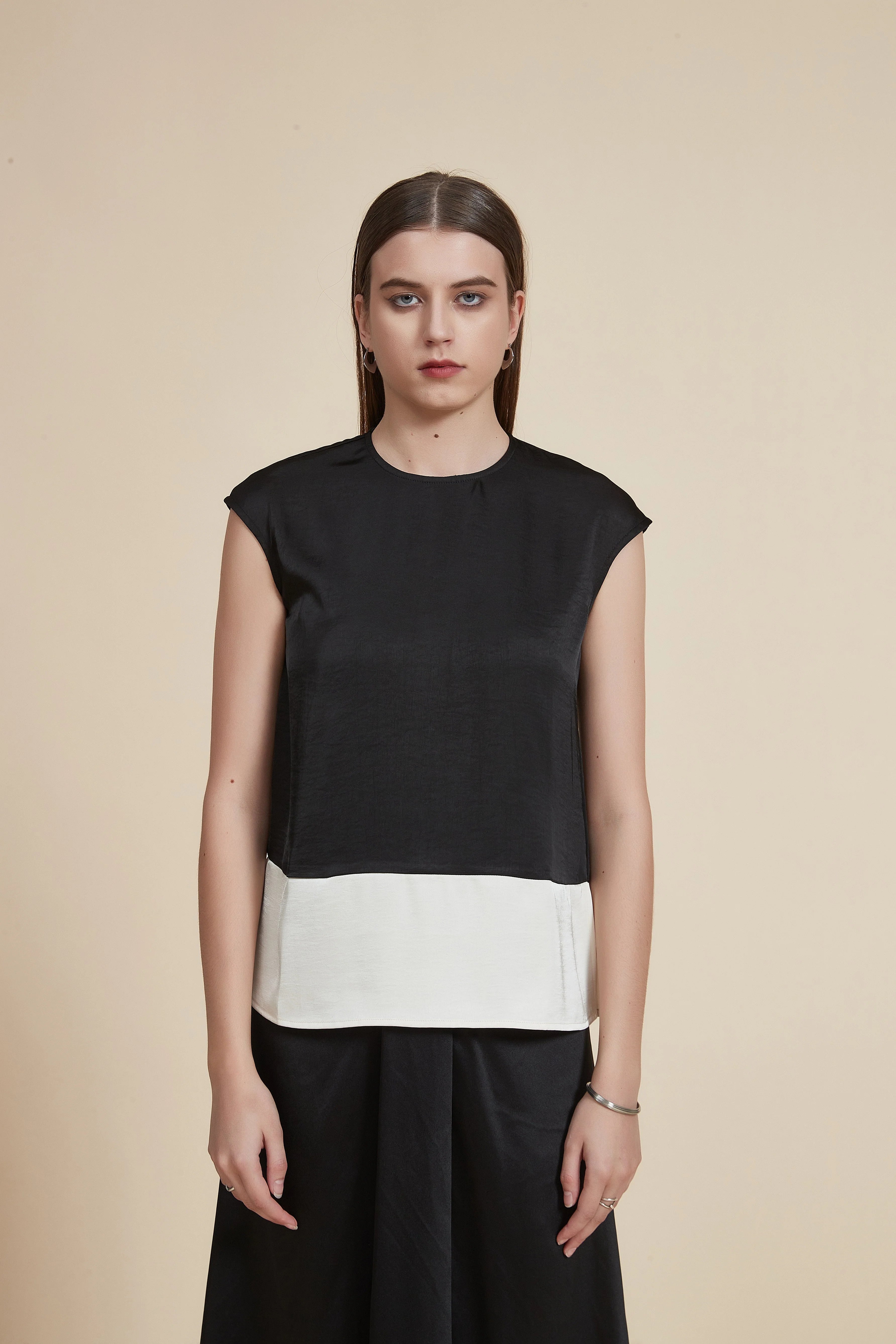 Hip-Length Sleeveless Solid Blouse with Round Neck - Image 2