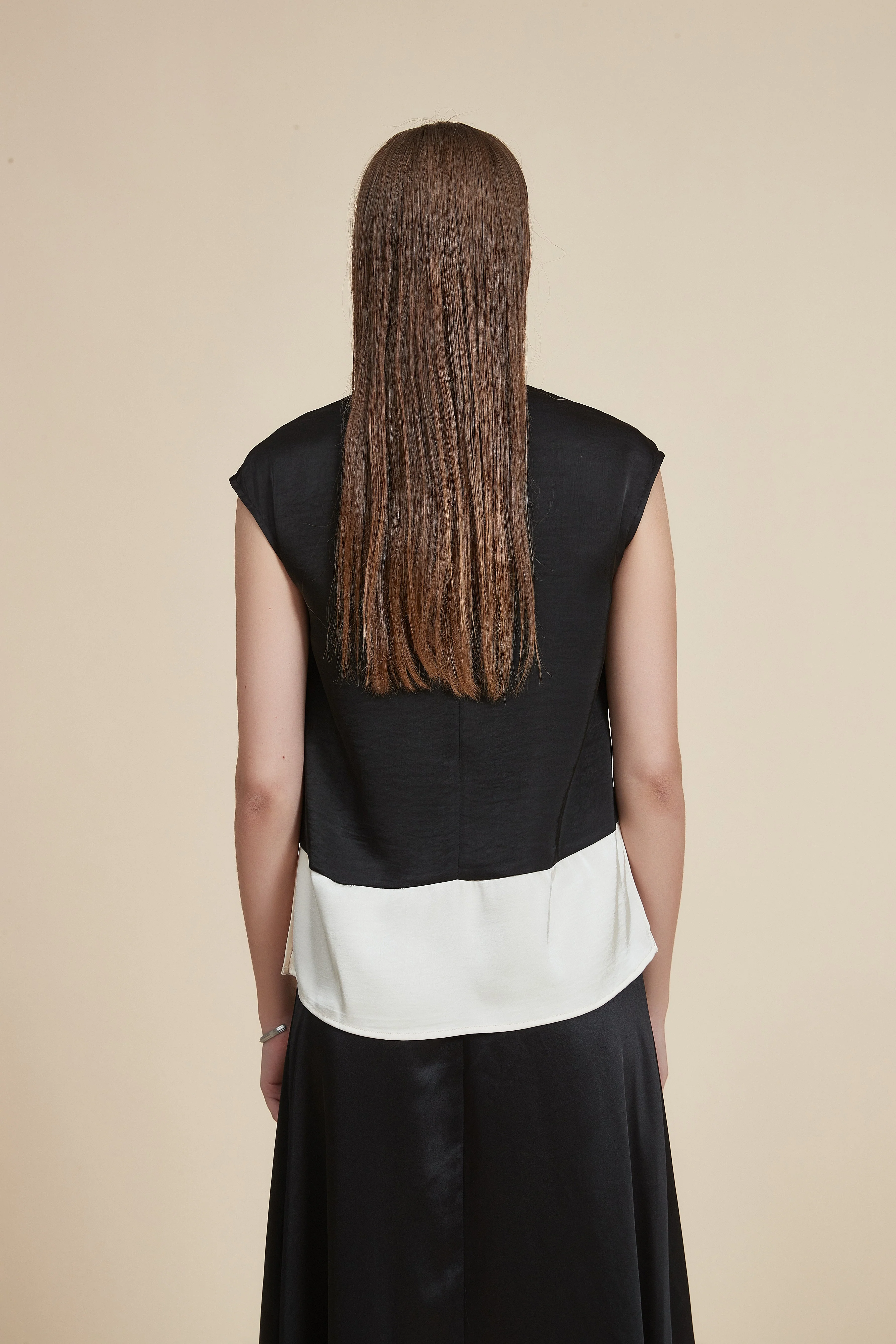 Hip-Length Sleeveless Solid Blouse with Round Neck - Image 3