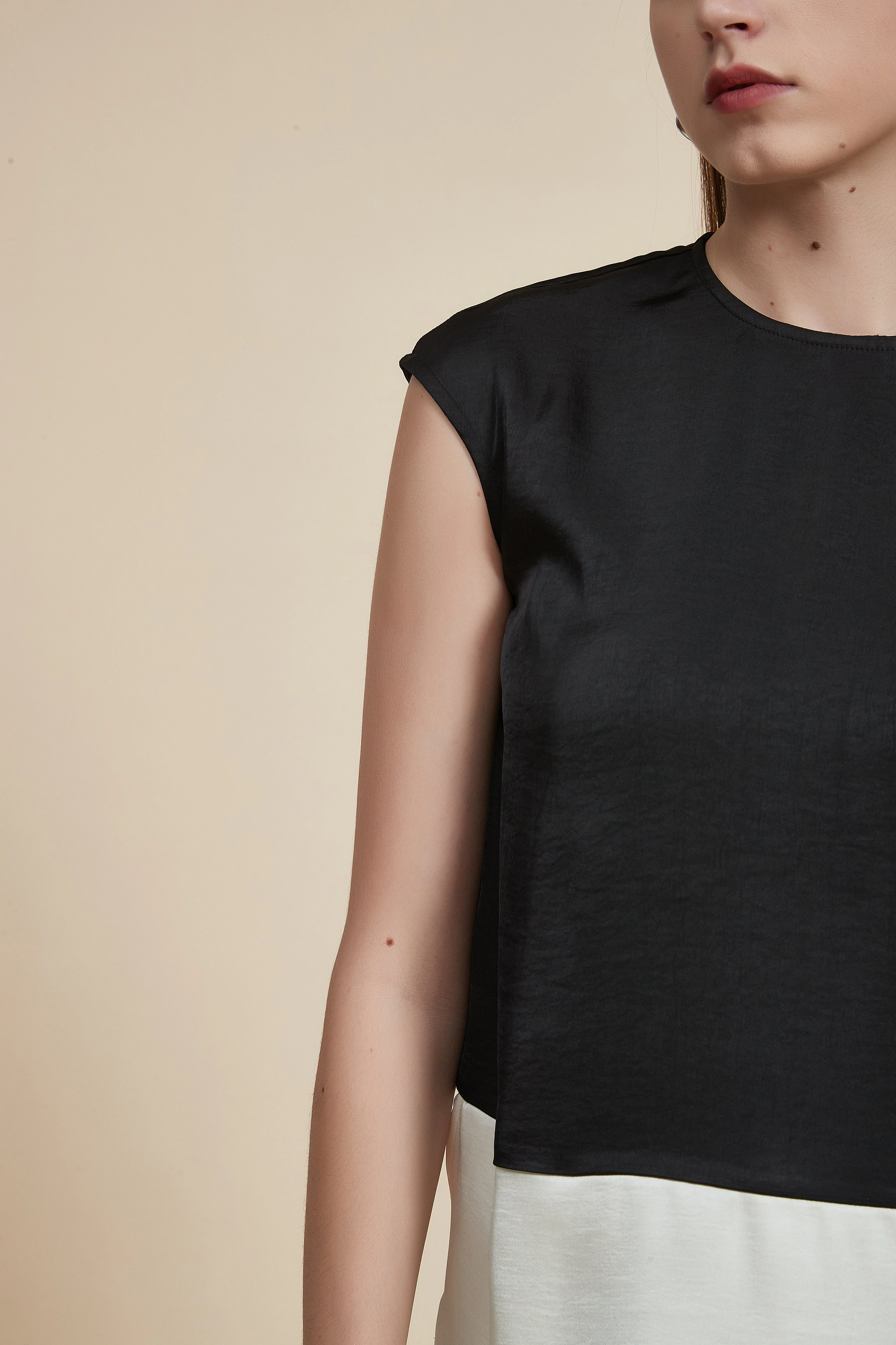 Hip-Length Sleeveless Solid Blouse with Round Neck - Image 4