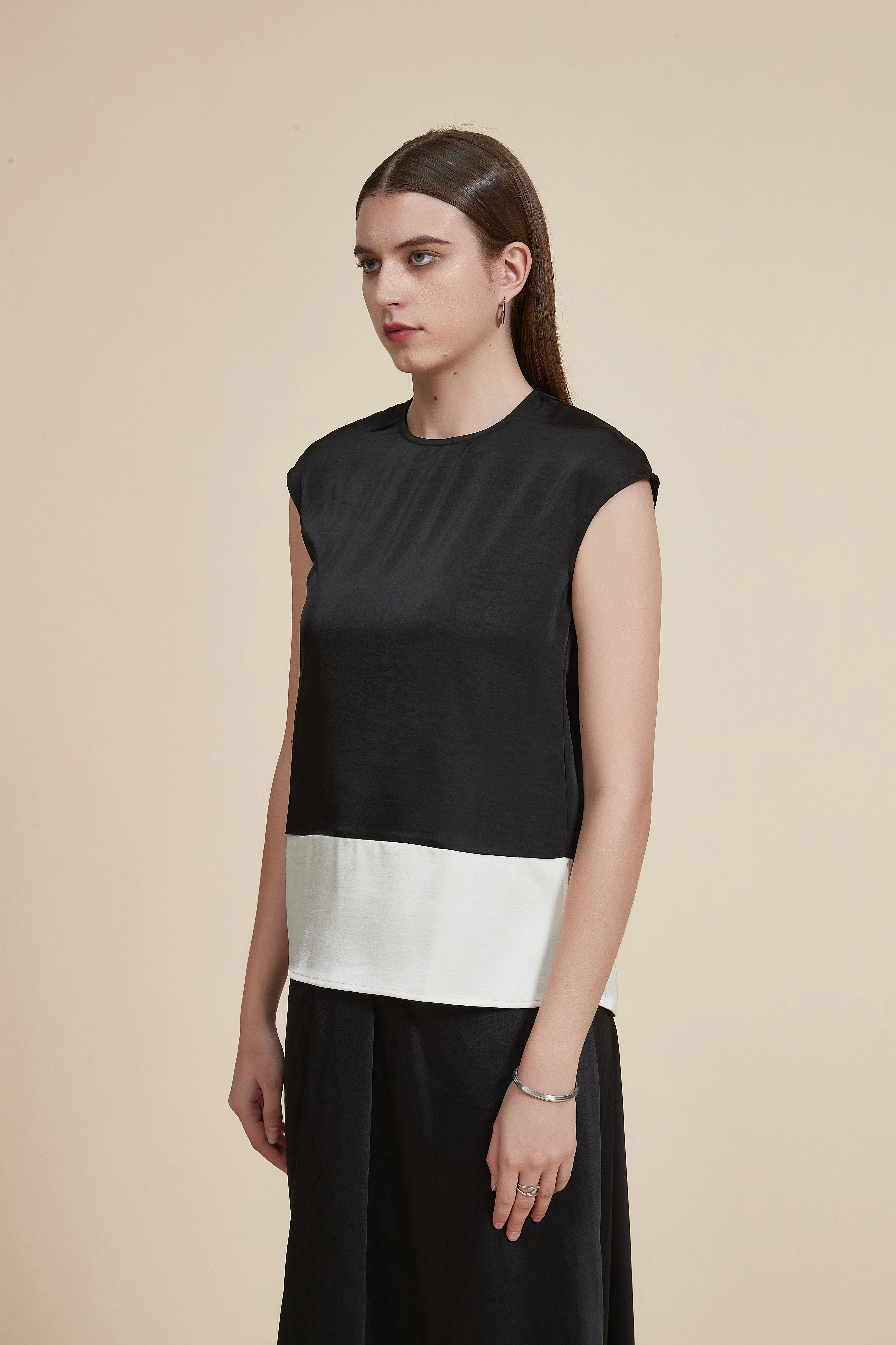 Hip-Length Sleeveless Solid Blouse with Round Neck - Image 6