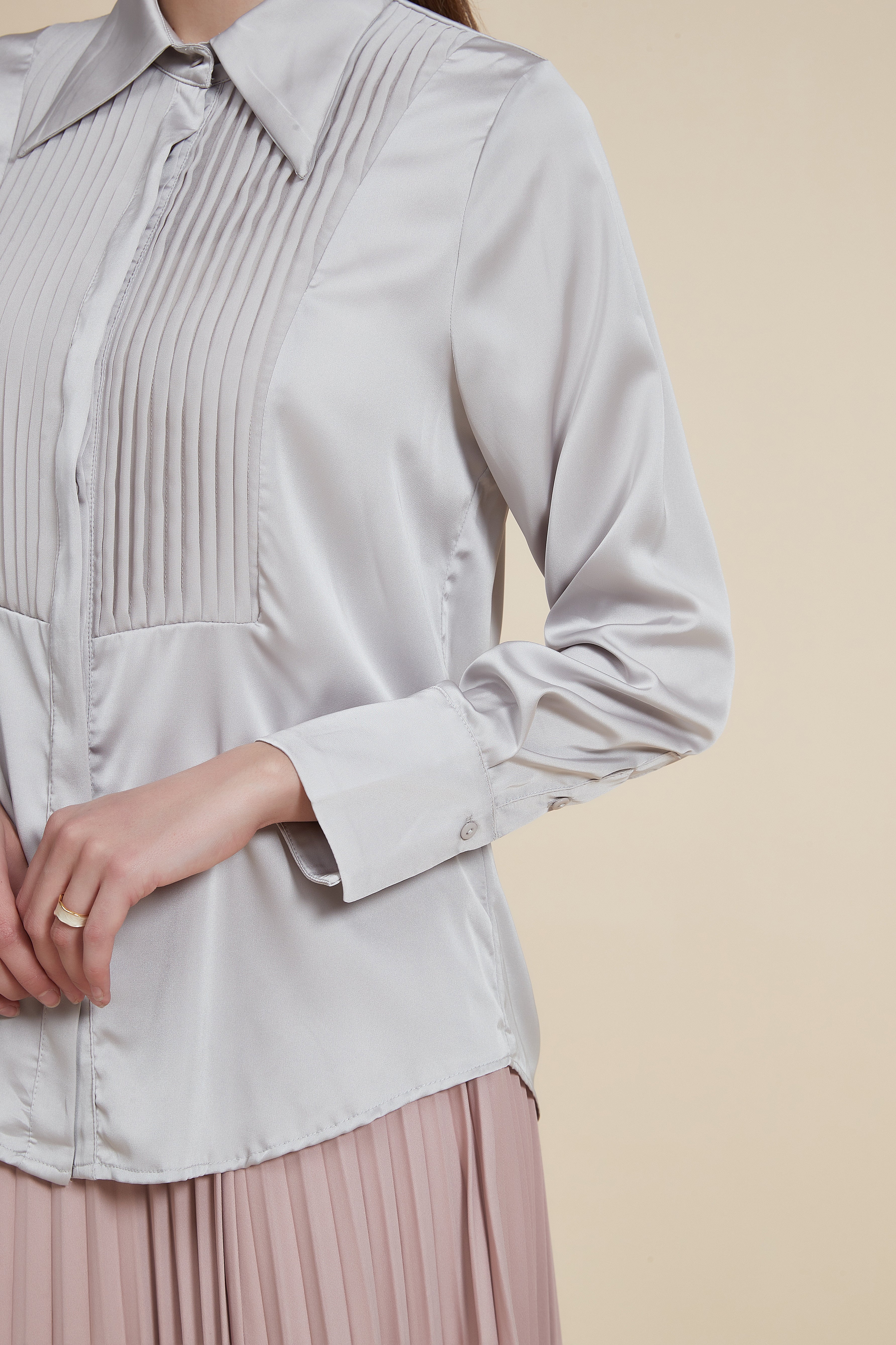 Plain shirt with pleated details long sleeve - Image 3