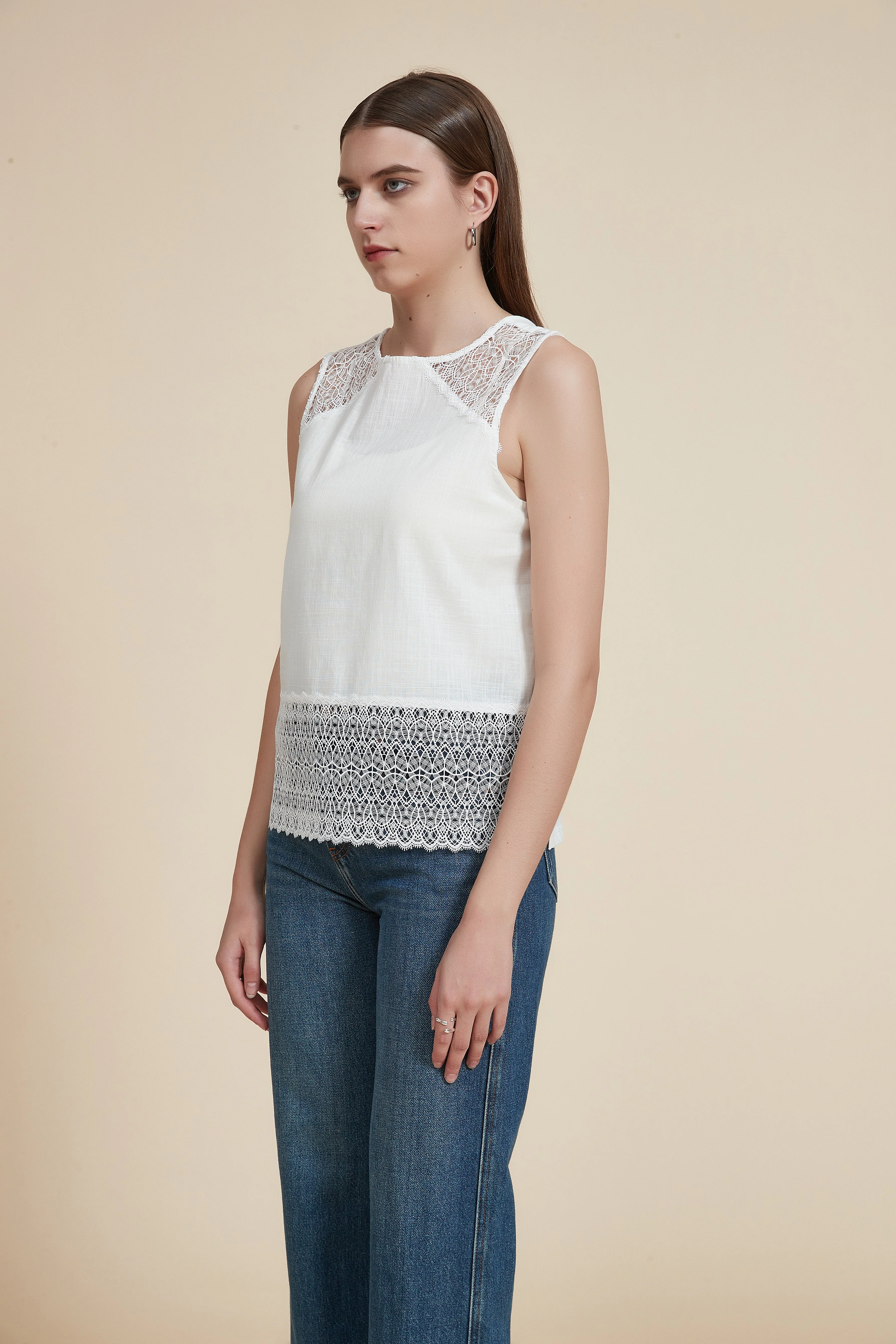 Sleeveless Lace Blouse with Round Neck - Image 5