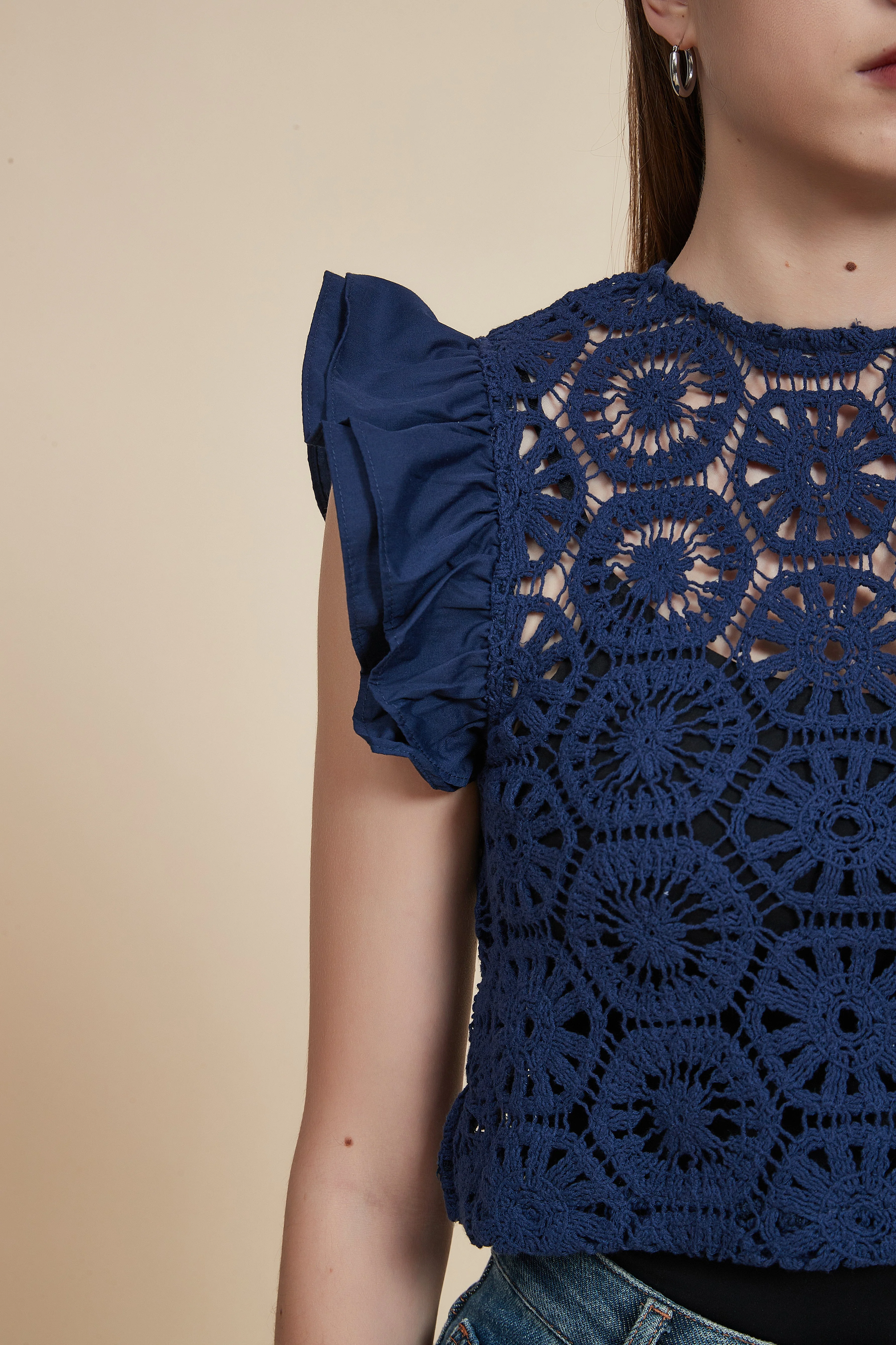 Sleeveless Lace Crop Top - Image 3