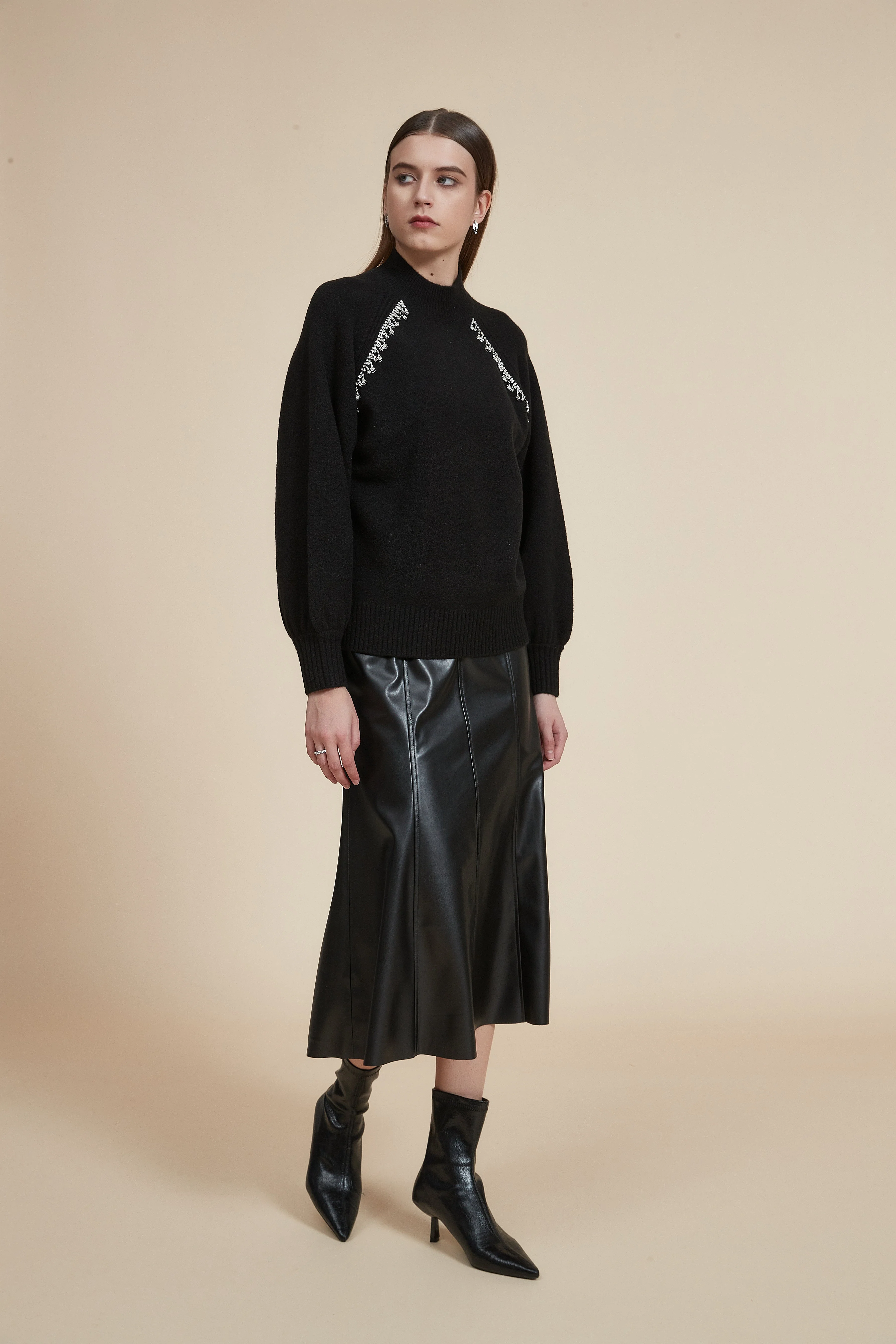 Oversized Sweater with Round Neck and Long Sleeves - Image 10