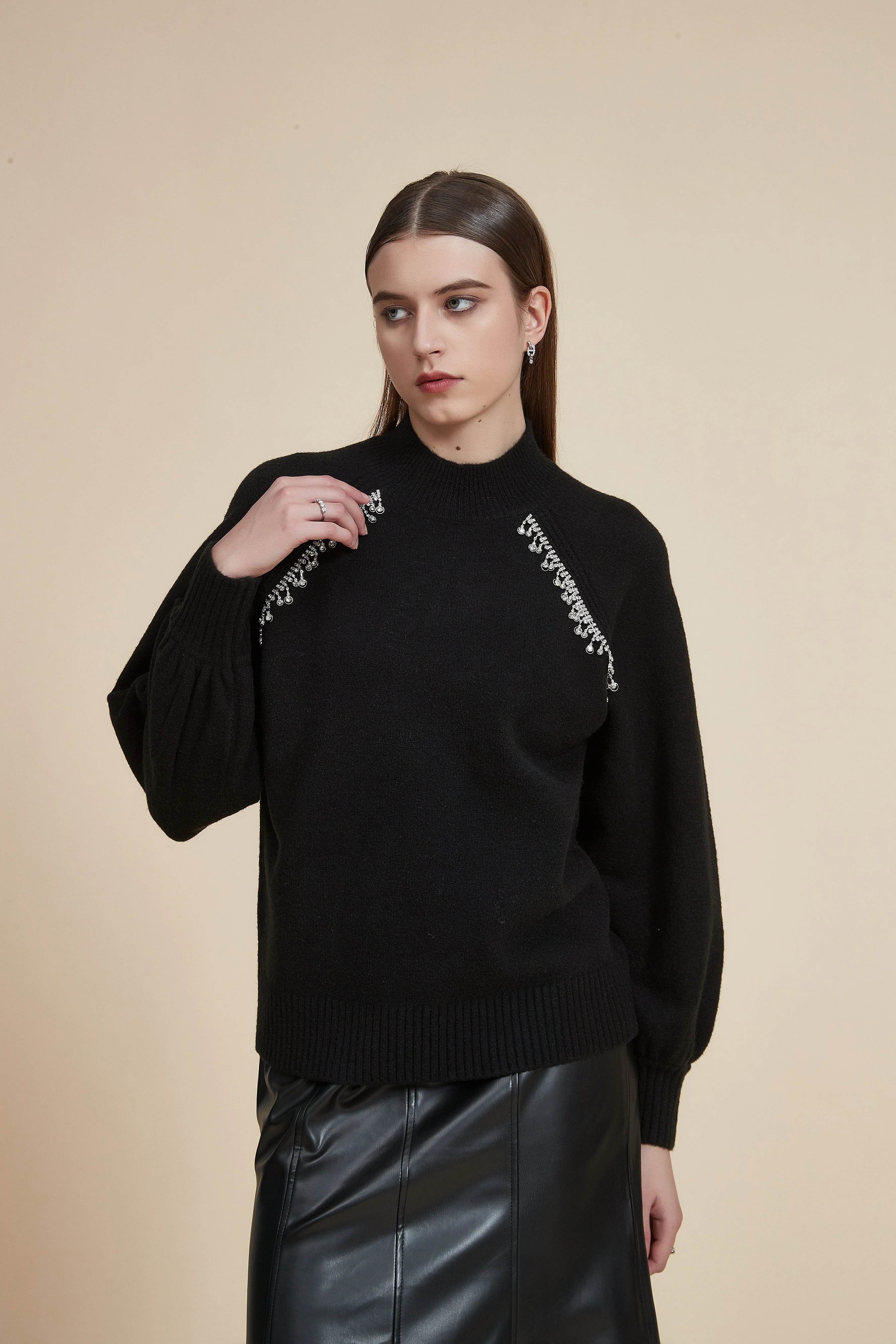 Oversized Sweater with Round Neck and Long Sleeves - Image 7